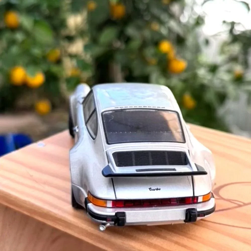 2018 Welly Porsche Silver 1974 911 Turbo Coupe #24043 Diecast Model Car